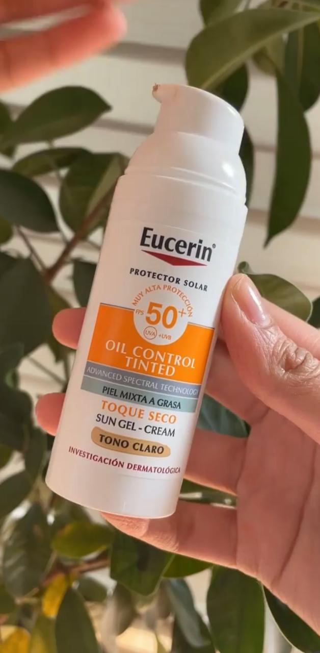 Protector Solar Eucerin Oil Control Tinted Toque Seco Tono Claro y medio X 50 ML PAGA 1 LLEVA 2