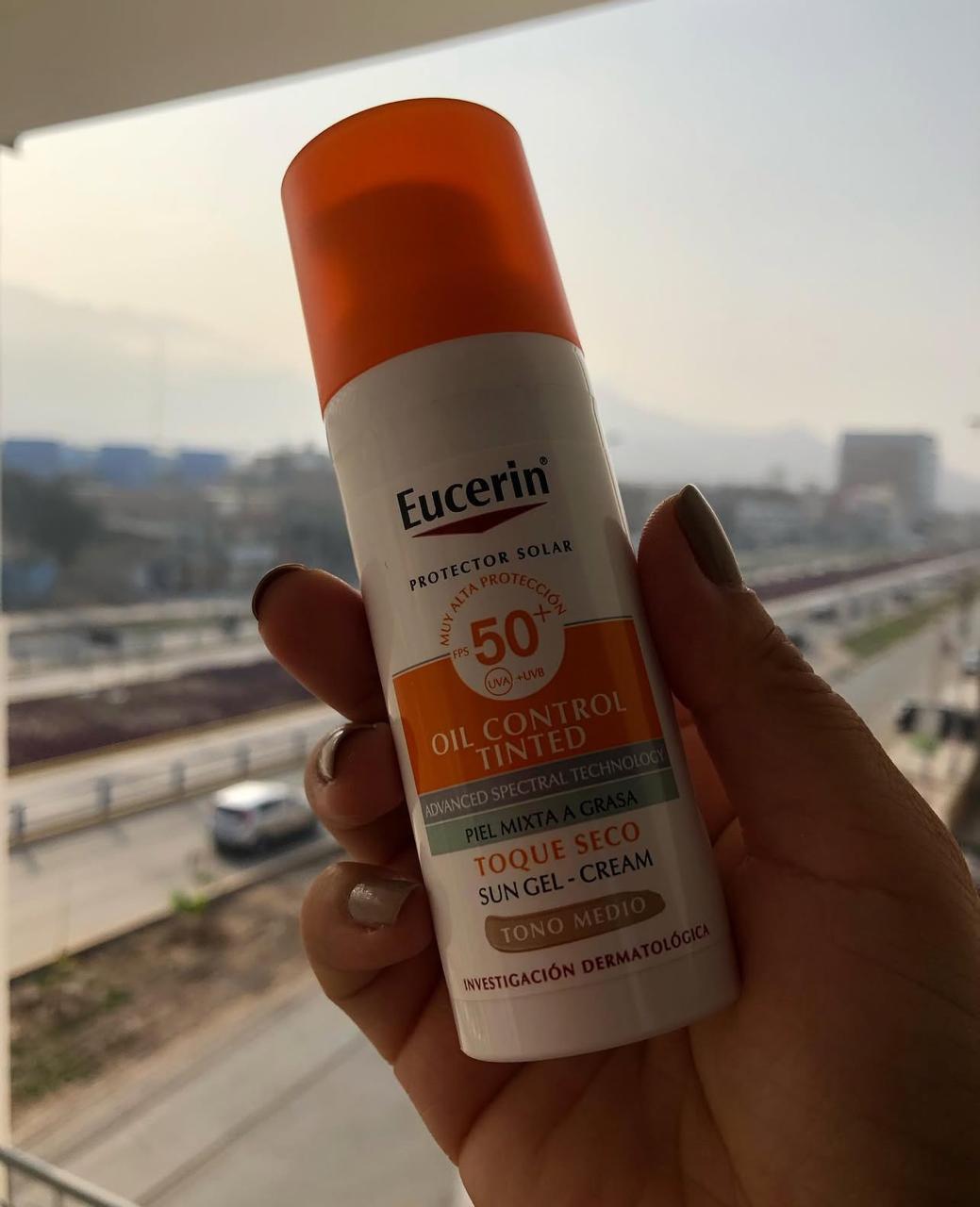 Protector Solar Eucerin Oil Control Tinted Toque Seco Tono Claro y medio X 50 ML PAGA 1 LLEVA 2